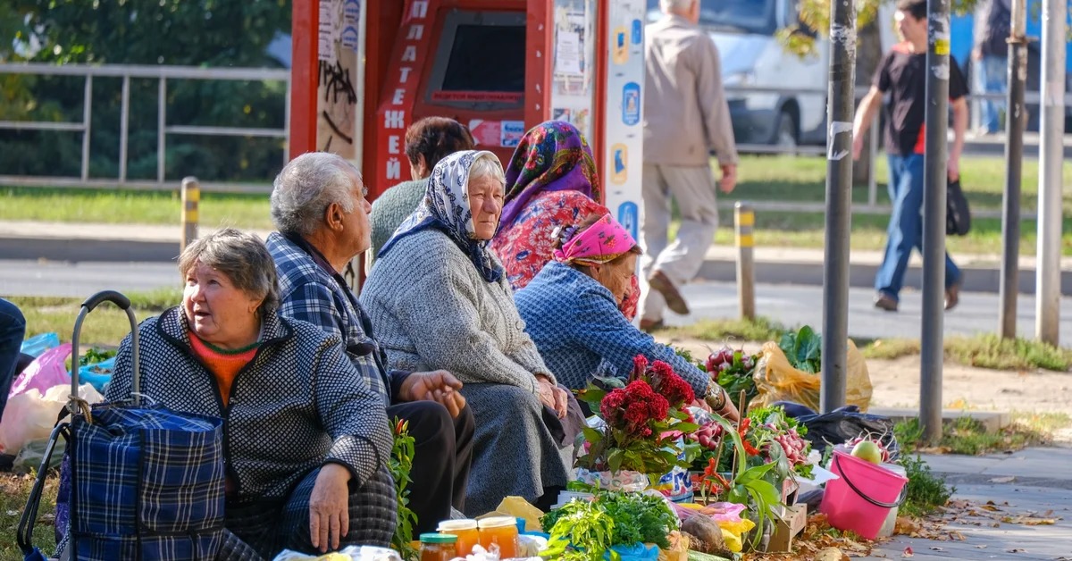 Бабки санкции новые. Бабушки торгуют на рынке. Бабульки на рынке. Бабушка продает овощи. Бабушки на базаре.