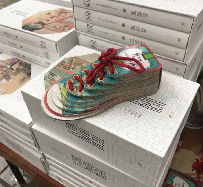 The book that teaches kids how to tie their shoelaces looks like a shoe - Reddit, Laces, , Lacing