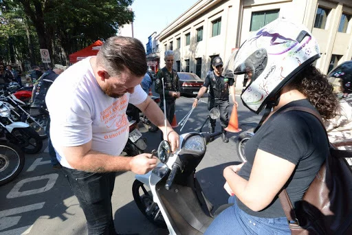 Защитные антенны на мотоцикл. Бразилия Мото, Безопасность, Бразилия, Интересное, Длиннопост, Леска, Воздушный змей, Защита Защитные антенны на мотоцикл. Бразилия Мото, Безопасность, Бразилия, Интересное, Длиннопост, Леска, Воздушный змей, Защита