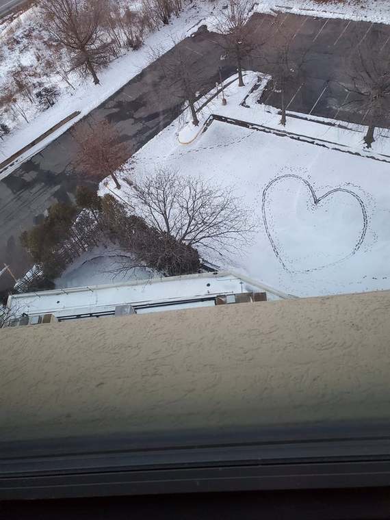 While in quarantine for the last 10 days, I received a text message from my 12-year-old daughter: Dad, look out the window! © - Quarantine, Snow, Heart, Drawing, Children's drawings, Children, Reddit
