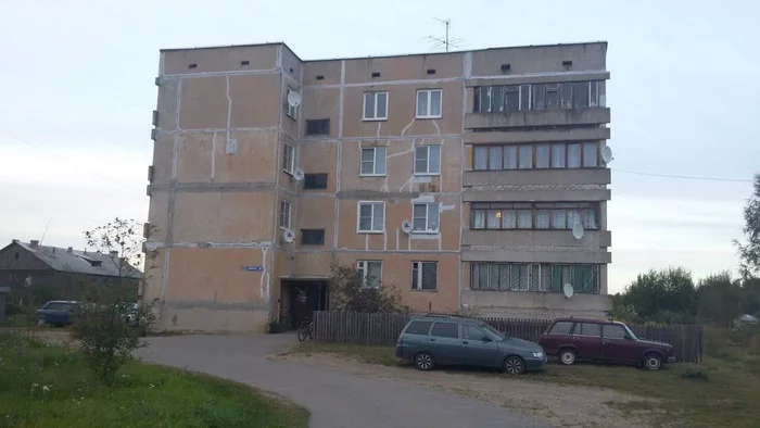 Four-story nine-story building - Unusual, House