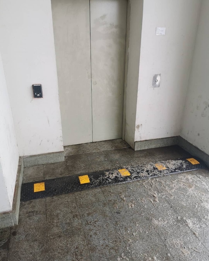 Что бы из лифта не выбегали)