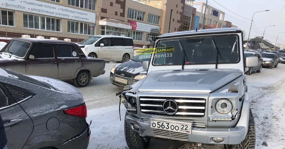 Водитель автомобиля барнауле. Гелик в Барнауле. Гелик с водителем. Барнаул Гелик по тротуару.