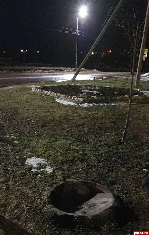 A priest complained about a manhole with a road sign instead of a cover. - Priests, A complaint, Attracting attention, Safe city, Utility services, Safety