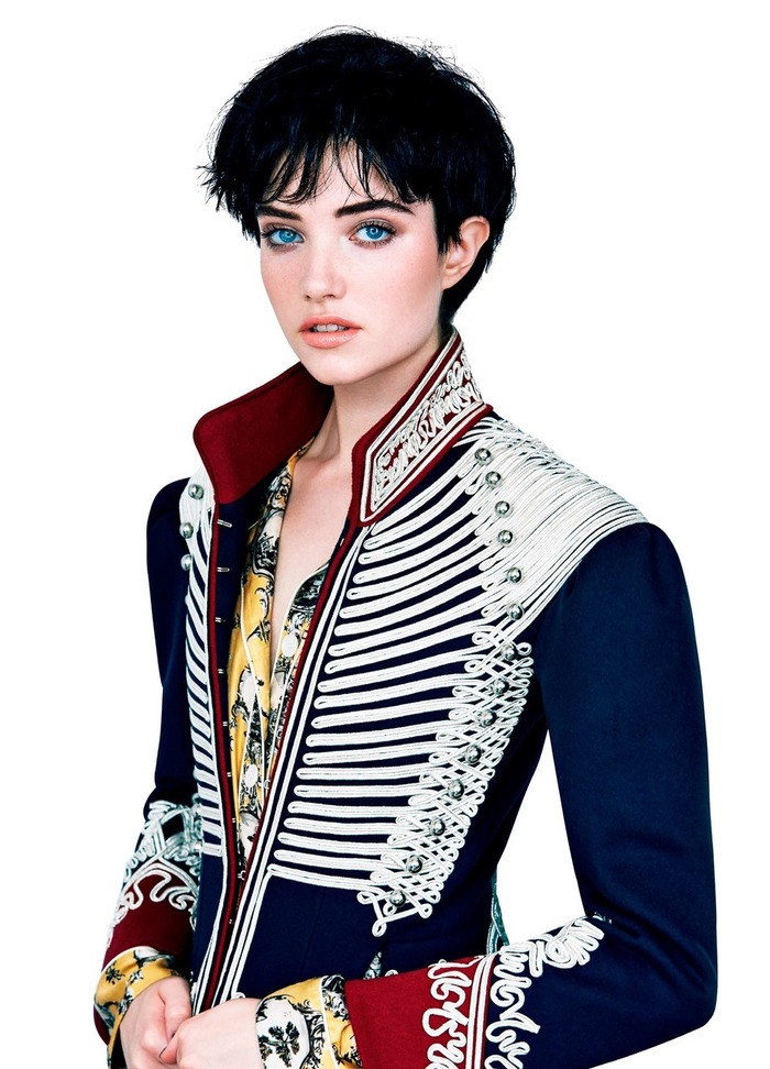 Просто красивая девушка в мундире