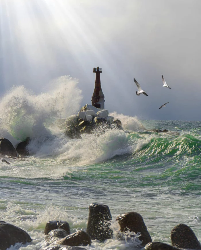 Ocean is shaking. - Sea, Lighthouse, Sakhalin, Kholmsk, Wave, Travel across Russia