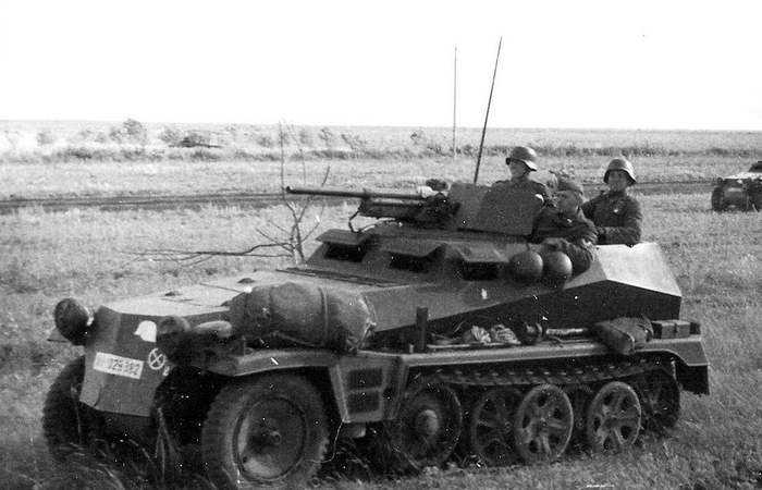 солдат случайно сжег бтр пытаясь разогреть еду. 16145920601868166. солдат случайно сжег бтр пытаясь разогреть еду фото. солдат случайно сжег бтр пытаясь разогреть еду-16145920601868166. картинка солдат случайно сжег бтр пытаясь разогреть еду. картинка 16145920601868166. Пользователь YouTube под ником Foxtrot Fox опубликовал видео, в котором российский солдат-срочник признаётся в том, что случайно поджёг БТР-82А, пытаясь разогреть еду.