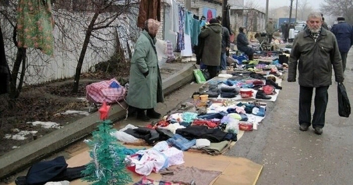 Вещи на улице. Псков рынок 90е. Блошиный рынок в 90-е. Блошиный рынок в 90 е годы.