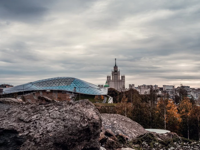 Moscow, Zaryadye Park. Filmed in Autumn 2019. I came across it while leafing through the archive and decided to post it) - My, Moscow, Zaryadye, The park, Street photography, Autumn, The photo, Photographer