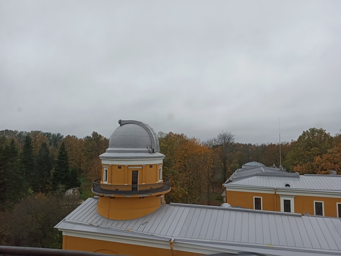 парадная сатаны на васильевском код. 1615059284199857351. парадная сатаны на васильевском код фото. парадная сатаны на васильевском код-1615059284199857351. картинка парадная сатаны на васильевском код. картинка 1615059284199857351. Метка "культовое место" прицепилась к Ротонде не сразу, а только в семидесятых-восьмидесятых годах прошлого века, когда ее облюбовали будущие звезды рок-н-рольного Петербурга. В атмосфере кумара, смешанного с пьяным угаром, зарождалась анархия, лился портвейн и другие не только благородные горячительные напитки. В зале этой Ротонды давались концерты для самых близких и приближенных, а на неформальной арене из этих металлических ступенек засветились Цой, Кинчев, да Бутусов.