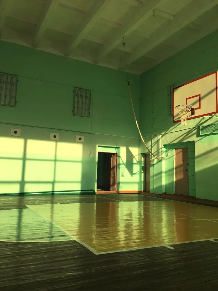 Your school gym, flooded with sunlight. Physical education is the last lesson... - The photo, Gym, School, Physical Education