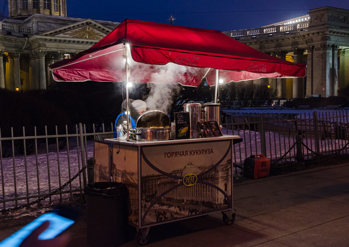 Продавщица горячей кукурузы на Невском проспекте у Казанского собора