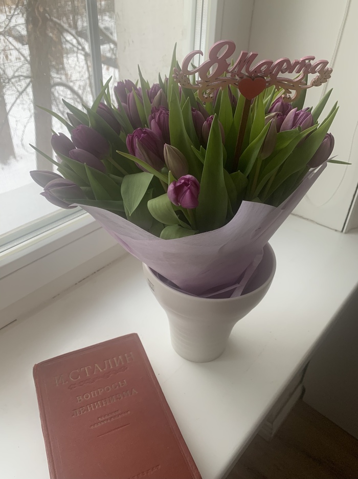 С праздником Вас, девочки!