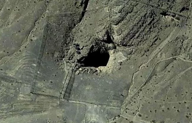 Devil's Hole Entrance to the Underworld - Nature, Death Valley