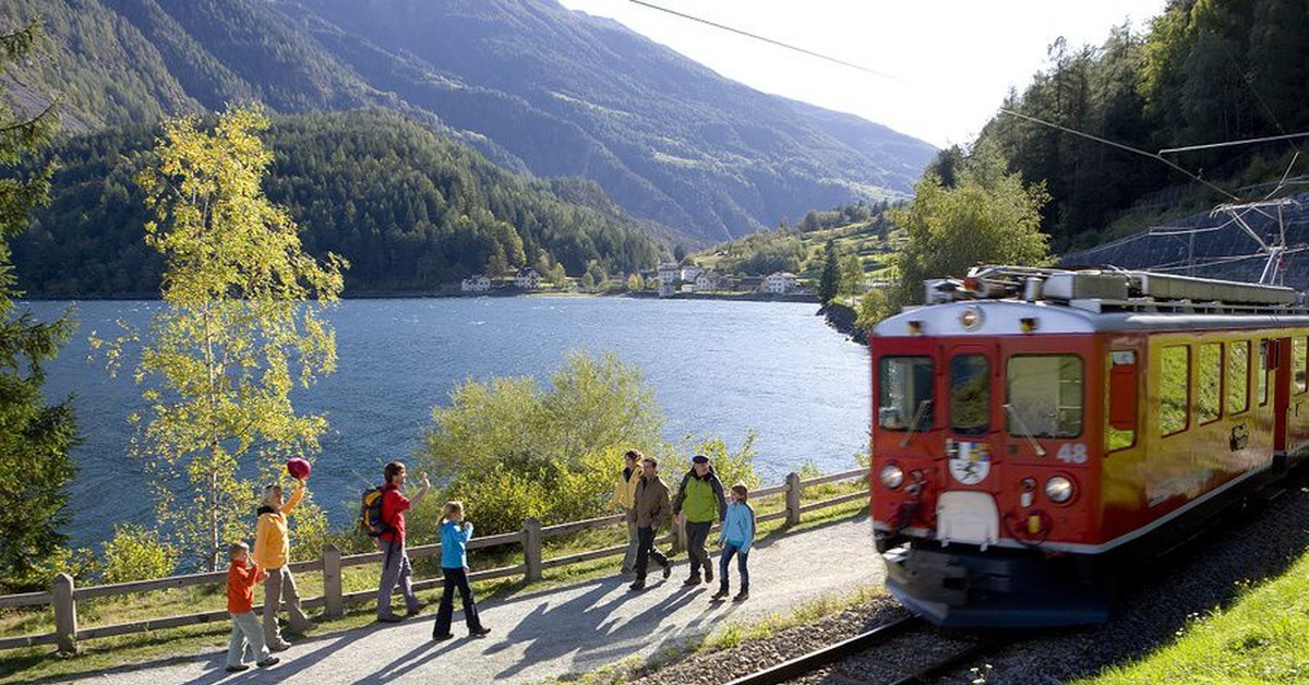 Тур на выходные на поезде. Фломская железная дорога Норвегия. УЖД Швейцарии. Альпийский экспресс Швейцария. Туристический поезд в Швейцарии.