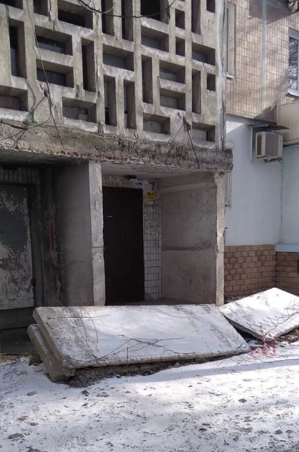 A fallen entrance canopy and ignoring the problems of residents - who is to blame? - Housing and communal services, DPR, Donetsk, Tenants, House, Problem, A complaint, Negative, Repair, Ignore