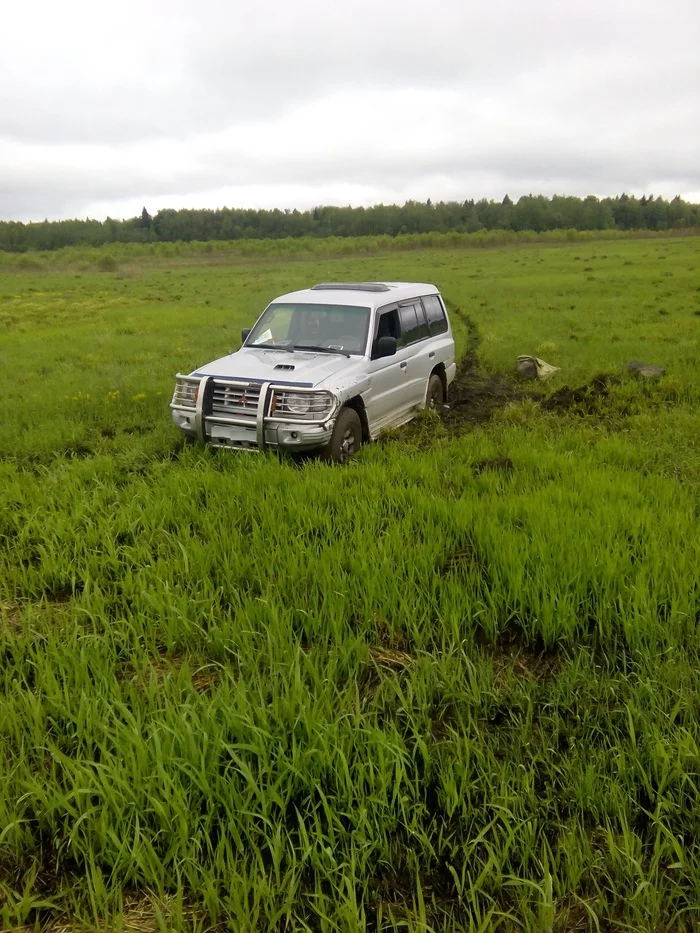 How did I leave the car in the field or the larger the jeep, the further to follow the tractor - My, Mitsubishi Pajero, Field, Stuck, Tractor, Tractor Belarus, Longpost, Car, Jeep