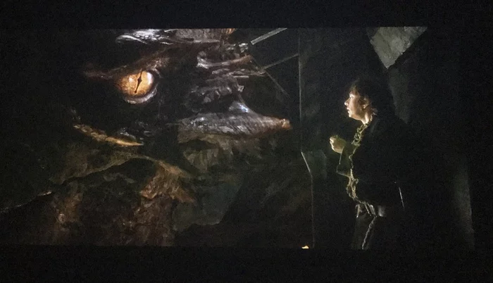Home garage cinema - The Hobbit: The Desolation of Smaug, Benedict Cumberbatch, Projector, Home theater, Martin Freeman