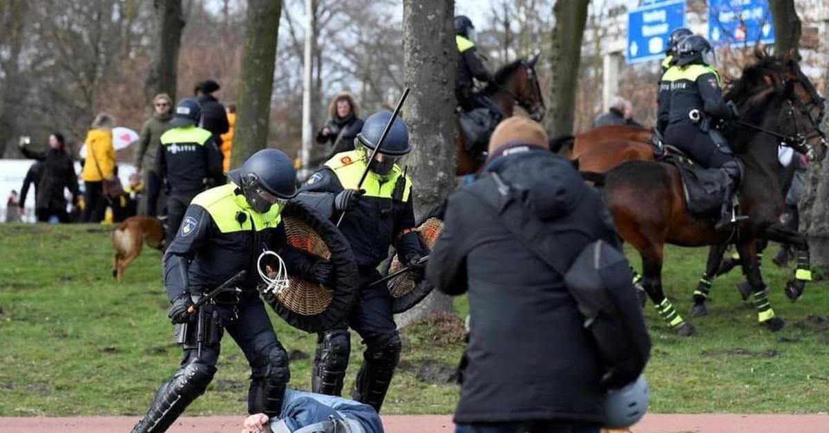 Арест гааги. Разгон протестующих в Нидерландах. Полиция Нидерландов разгоняет митинг. Разгон демонстрантов вснидерландах. Полиция разгоняет демонстрантов.