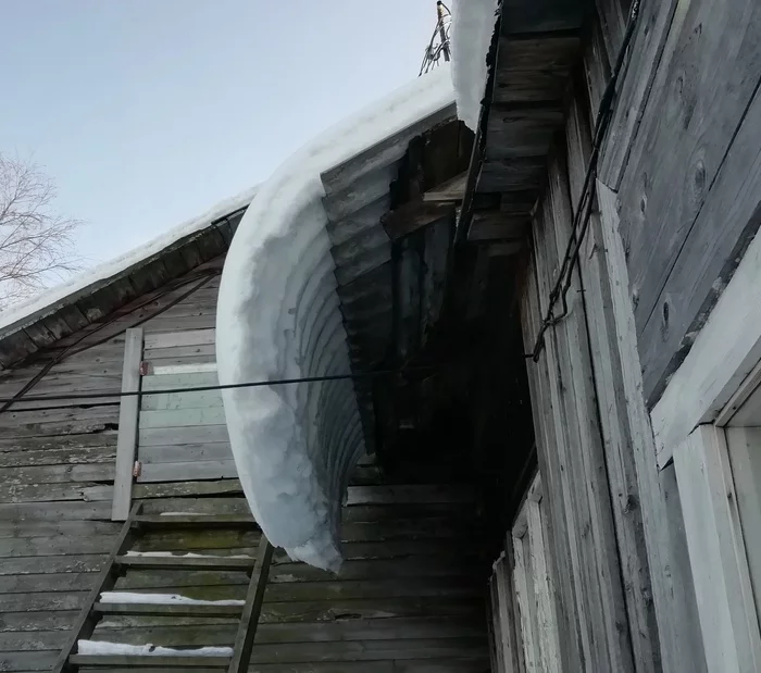 Snow is sliding off the roof - My, Snow, Spring