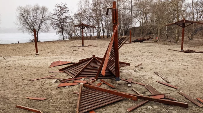 Vandals broke and burned beach umbrellas to make barbecue - Vandalism, news, Voronezh, Voronezh region, The park, To lead, Reservoir, Hooligans, Beach, Disgusting, Shashlik, Bonfire, Brazier, Negative, Longpost