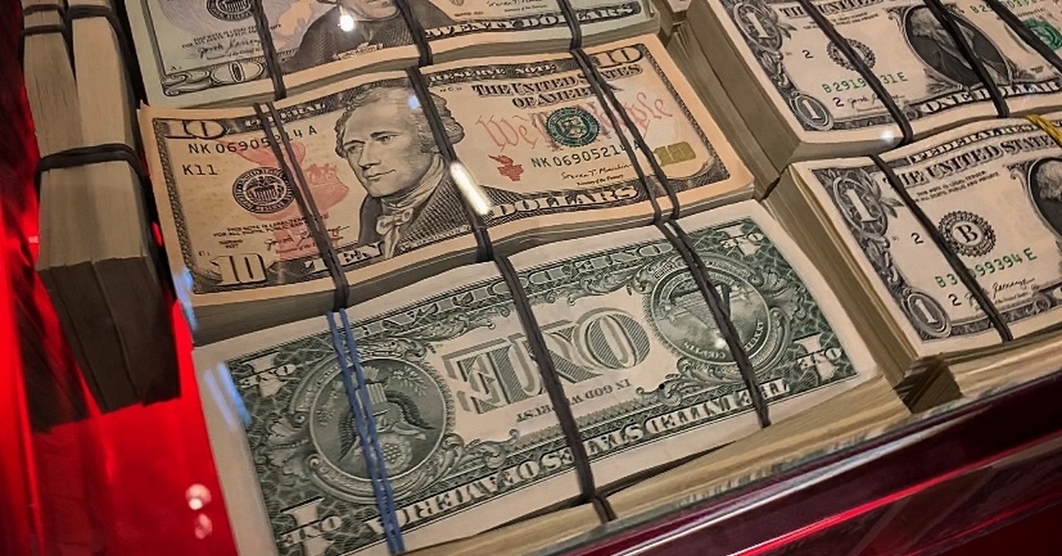 фото настоящих долларов. куча денег. 10 долларов сша. настоящий доллар. фальшивые 100 долларов.