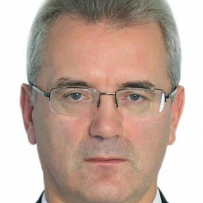 Не повесили портрет в школе, посадят