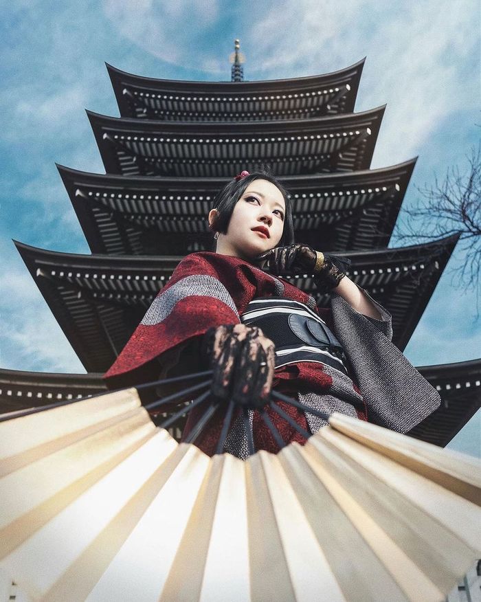 Девушка с веером