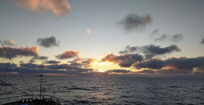 Sea of ??Okhotsk. Sunset - My, Sea, Sunset, Ship, Horizon