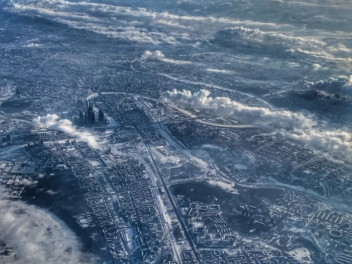 Moscow is visible through the porthole - My, Moscow, Moscow City, Moscow River, Poklonnaya Gora, Sky, From high, Porthole