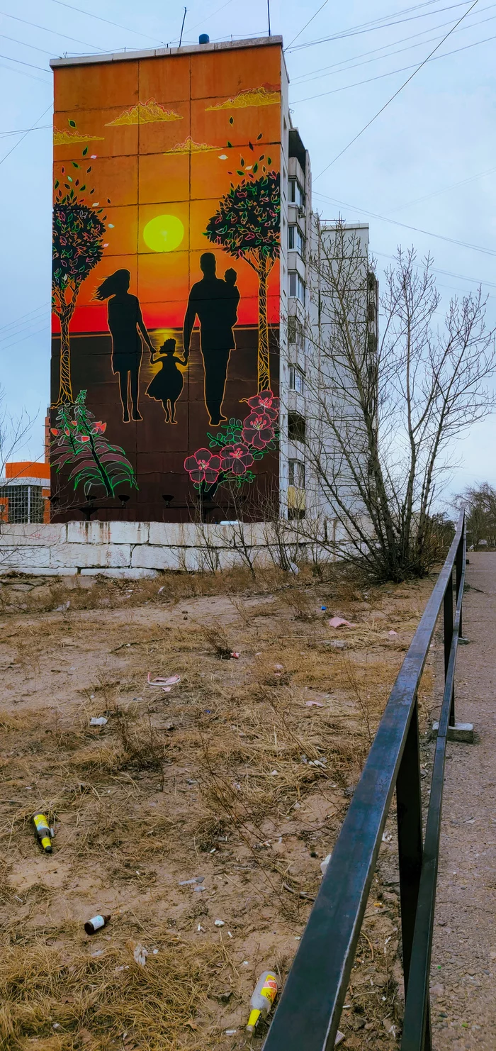 Contrast (open photo in full). Ulan-Ude, March 25, 2021, 19:32 - My, Ulan-Ude, The street, Street photography, Garbage, beauty, Cities of Russia, City walk, Dump, Family, Russia, Art, Mural