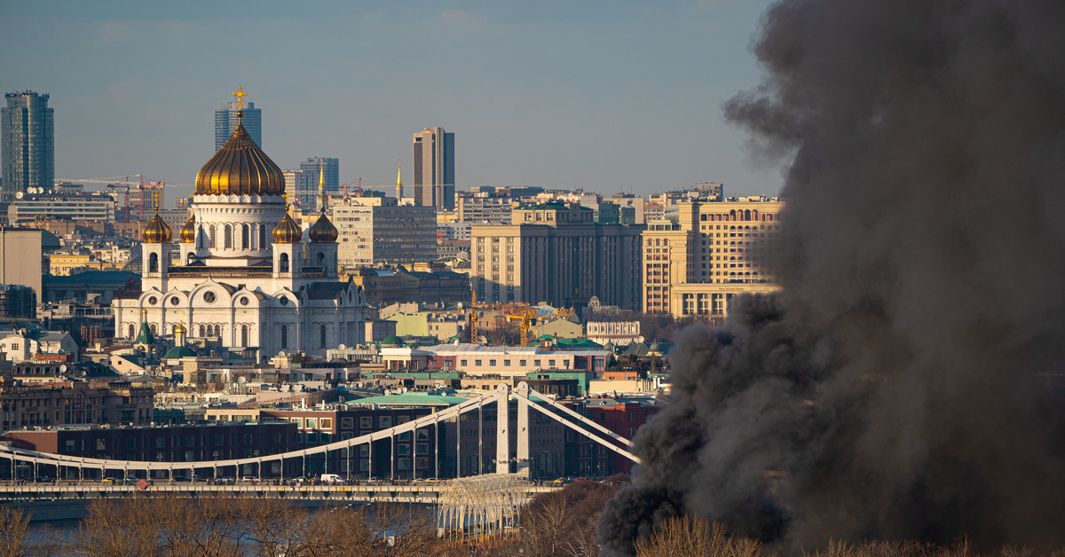 Москва 3 отзывы. Вид на Крымский мост и храм Христа Спасителя. Вид на ХХС С Крымского моста. Фото храма с Крымского моста в Москве.