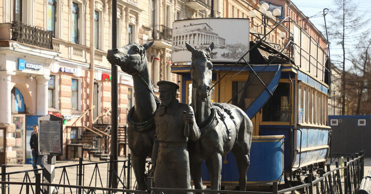 Памятники васильевского острова. Конка памятник в СПБ. Конка на Васильевском острове. Памятник Конке на Васильевском. Конка СПБ Василеостровская.