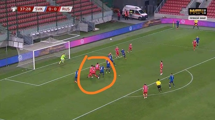 Джикия и Марио Фернандес держали друг друга в моменте с голом словаков