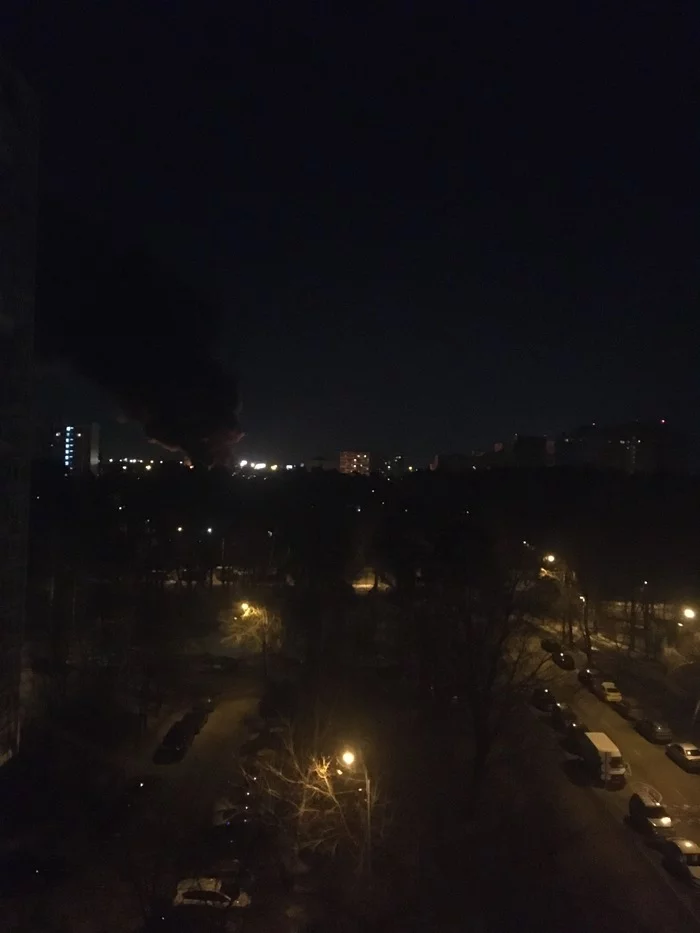 About 20 trucks are on fire in a tire shop in northeast Moscow - Moscow, North-East Administrative District, Fire, The photo, Night, I can not see anything