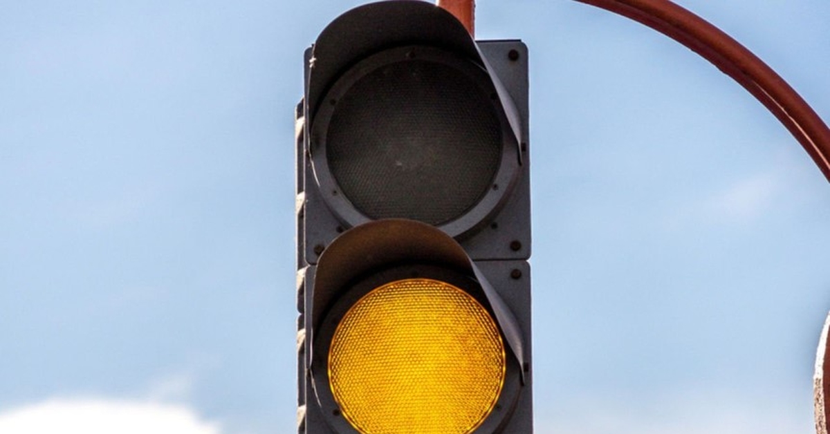На желтый сигнал можно ехать. Желтый светофор. Желтый свет светофора. Желтый сигнал. Желтый цвет светофора.