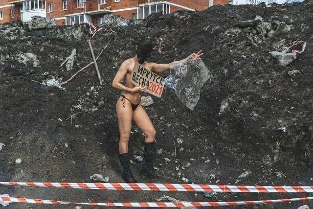 A girl in Irkutsk struggles with bad roads - NSFW, Russia, Irkutsk, Bad roads, Girls, Swimsuit, Longpost