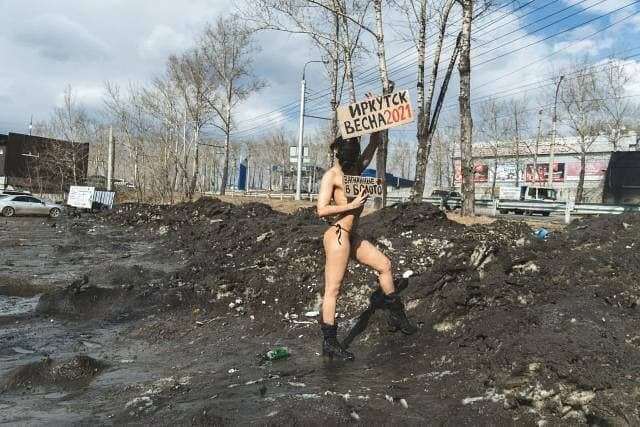 A girl in Irkutsk struggles with bad roads - NSFW, Russia, Irkutsk, Bad roads, Girls, Swimsuit, Longpost