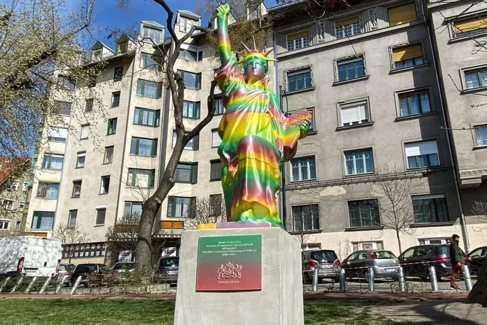 A rainbow statue erected in Budapest to honor the Black Lives Matter movement was destroyed just hours after it was unveiled - Black lives matter, Propaganda, Sculpture, Budapest, Tolerance, LGBT, Longpost