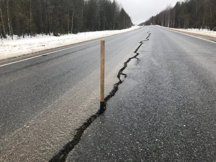 Я вижу все твои трещинки: в Коми свежеотремонтированная дорога «раскололась» на две части - Новости, Дорога, Ремонт, Деньги, Чиновники, Коми, Негатив