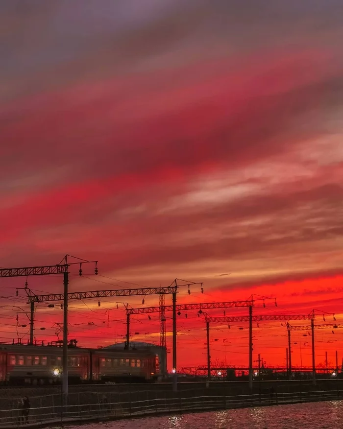 The train to the summer station goes into sunset. And you didn't have time - My, Summer, Sunset, The photo, Russian Railways