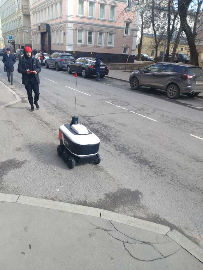 Yandex.Rover in Moscow on Maly Sukharevsky - My, Yandex., Moscow, Robotics, Technologies, Yandex Rover