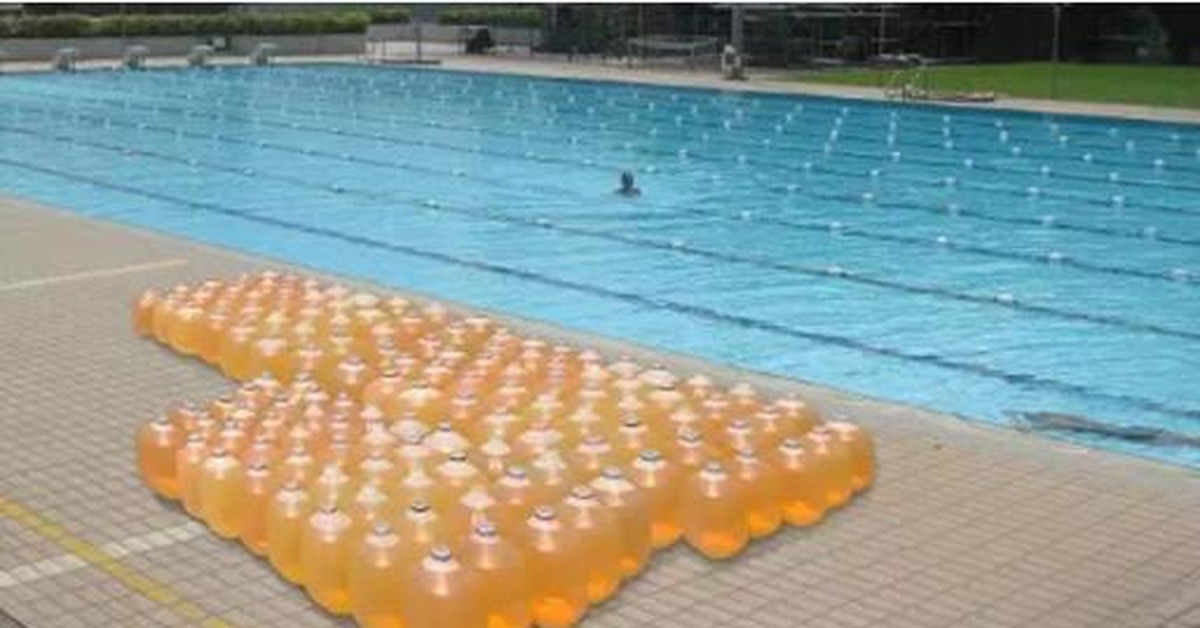 Хлор в бассейне норма. Бассейн воняет. Вонючий бассейн. Плавание девушки. Зеленый бассейн.