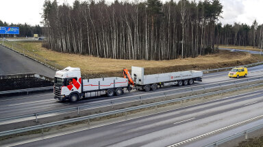 A road train more than 25 meters long travels along the roads of Estonia - Estonia, Auto, Experiment, Traffic rules