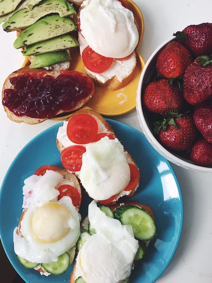 Just a Sunday breakfast from my beloved wife that I can't help but share - My, Breakfast, eggs benedict, Jam, Tea, Strawberry (plant), Avocado, Longpost, Cooking, Foodphoto