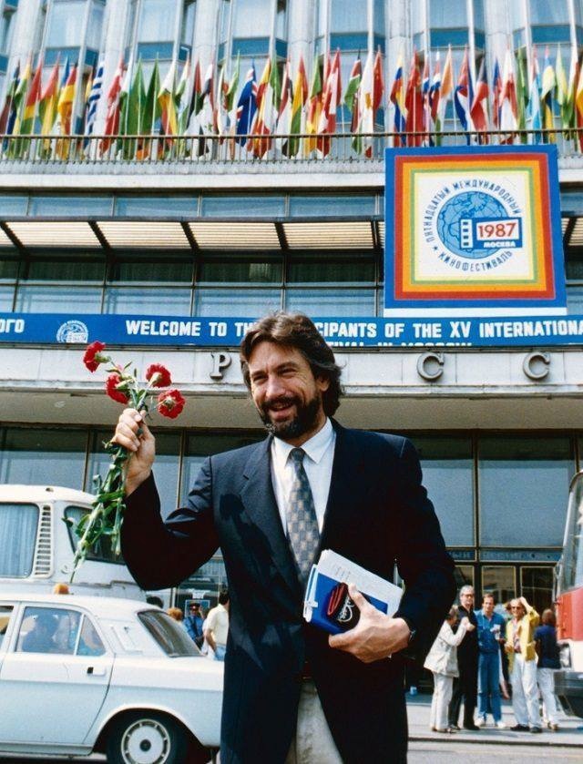 Robert DeNiro and four carnations at the Moscow Film Festival, 1987 - Robert DeNiro, Moscow, Carnation, Film Festival, Actors and actresses