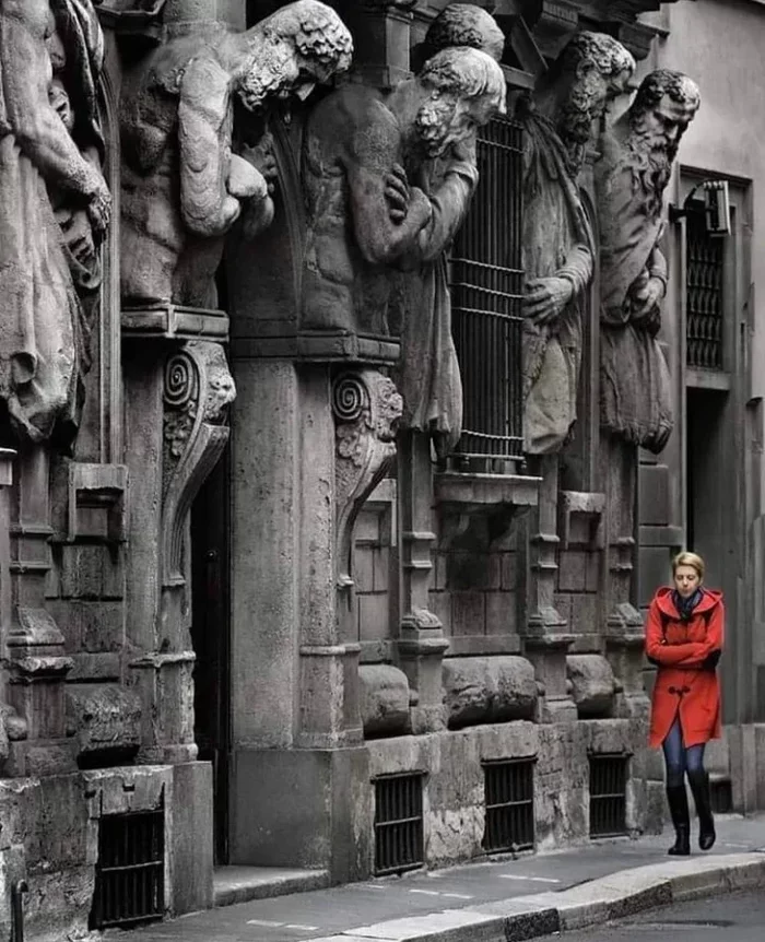 under control - Sculpture, Milan, Italy, The photo, Decor