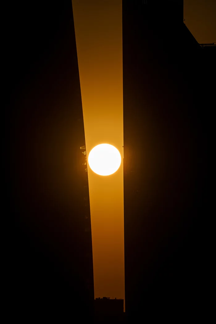 The solar disk in the grip of skyscrapers - My, Moscow, Moscow City, The photo, Photographer, Sunset, The sun, I want criticism