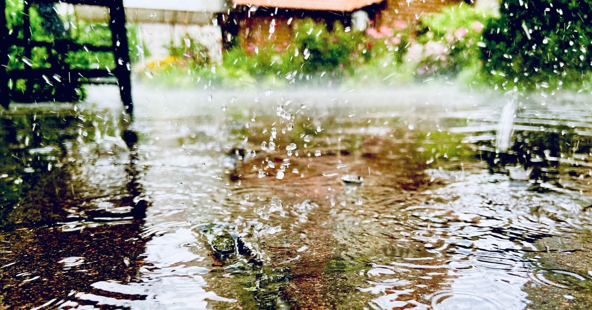 Дождь по лужам. Весенний дождь фильм. Красивые картинки на тему ранняя дождливая Весна. Ош Весна дождь. Дожди весной Курган.