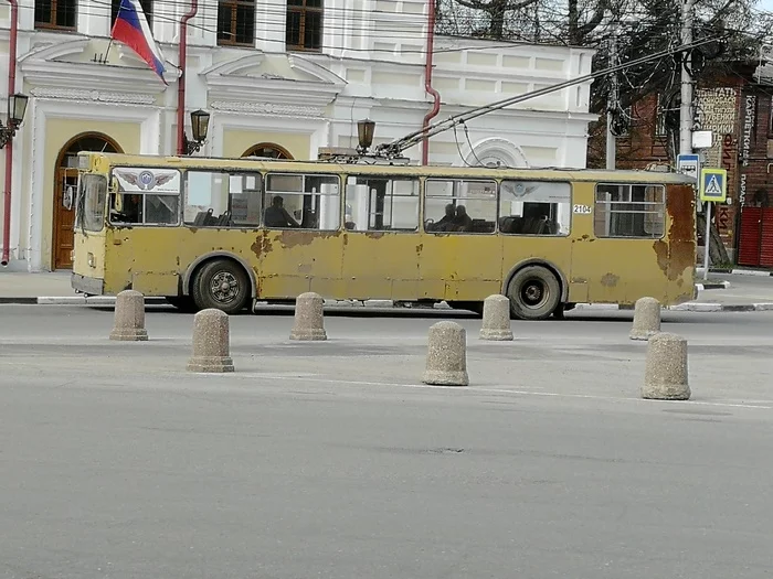 Такие троллейбусы колесят по центру города Рязани, сфоткал только что. Стыдно - Моё, Рязань, Ржавчина, Троллейбус, Длиннопост